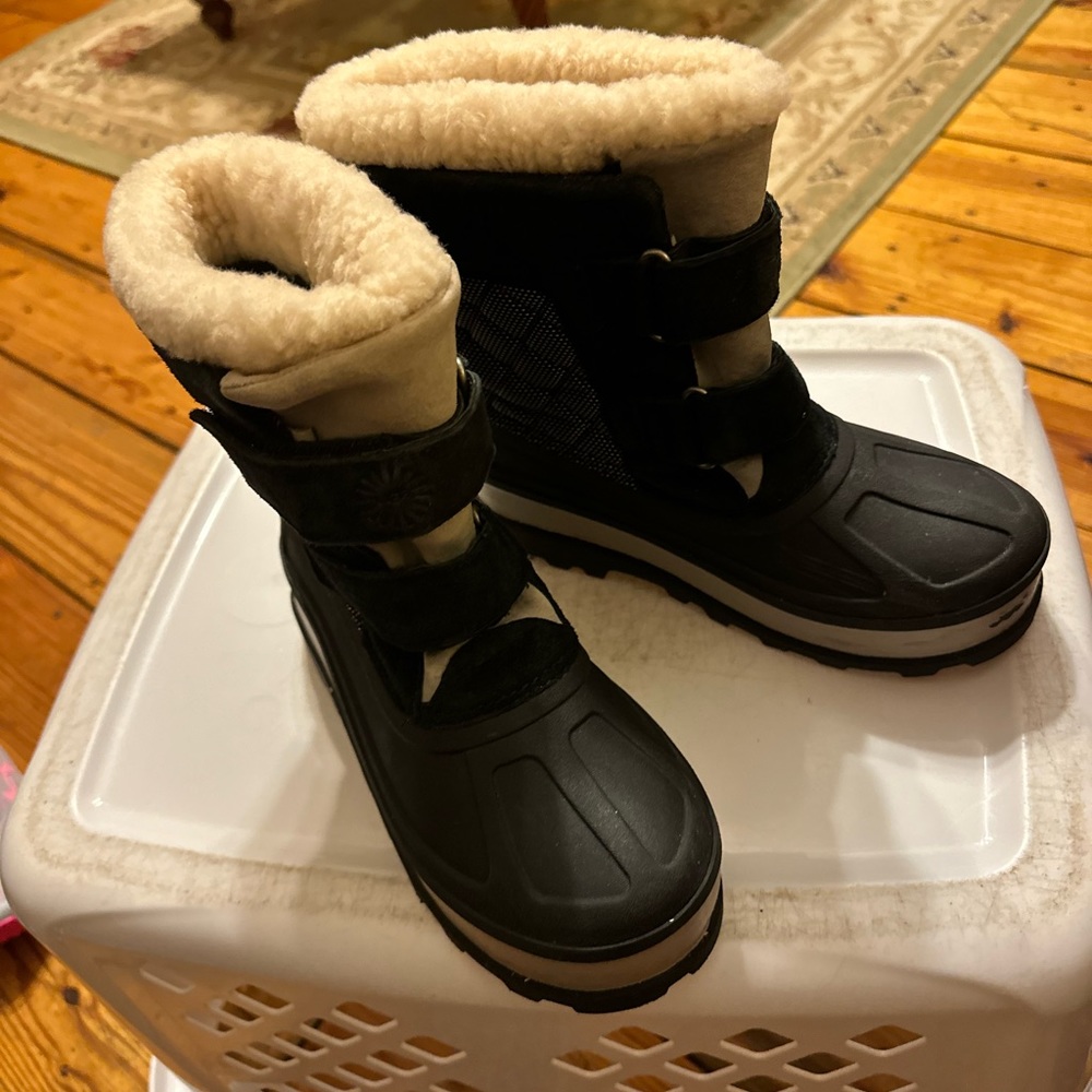 Ugg snow boots size 3- black boots
